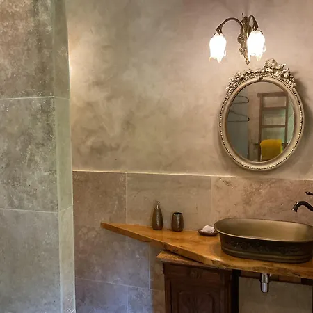 La Reserve De Rilhat לינה וארוחת בוקר